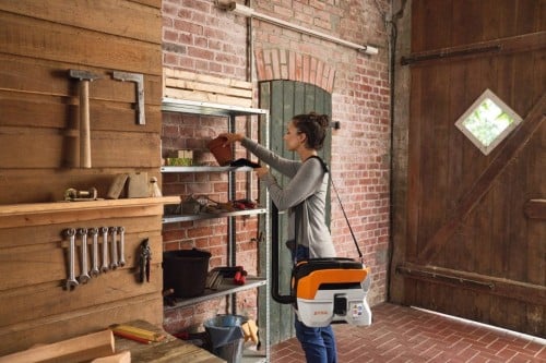Stihl SEA 50 Odkurzacz akumulatorowy do pracy na mokro i sucho, zestaw z 2× akumulatorem AK 30 S i ładowarką AL 101, zbiornik 8,