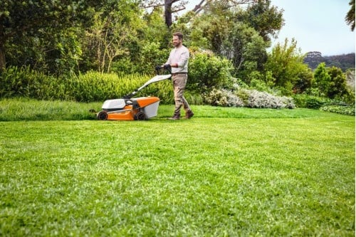 Stihl RMA 253 T Kosiarka akumulatorowa z napędem, zestaw z 2× akumulatorem AK 30 S i ładowarką AL 101, szerokość koszenia 51 cm