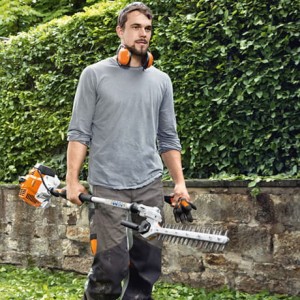 Mężczyzna z nożycami do żywopłotu Stihl HL 94 C-E.