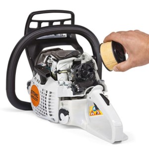 Pilarka spalinowa Stihl MS 231 podczas nalewania paliwa.