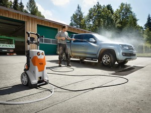 Myjka ciśnieniowa Stihl RE 232 w użyciu przy czyszczeniu samochodu.