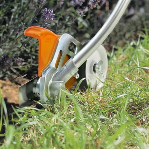 Stihl FCB-KM Krawędziarka w akcji na trawniku.