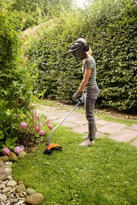 Osoba kosząca trawę przy użyciu Stihl FS 38 Kosa spalinowa.