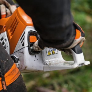 Pilarka spalinowa Stihl MS 500i W z ogrzewanym uchwytem w użyciu.