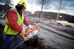 Pracownik używający Stihl TS 420 Przecinarka na budowie.