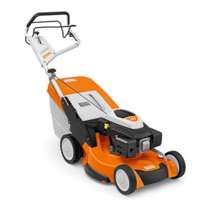 Kosiarka Stihl RM 655 V z funkcją 3w1 na białym tle.