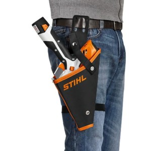 Stihl Kabura do GTA 26 zamocowana na spodniach.