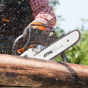 Pilarka Stihl MS 251 tnie drewno.