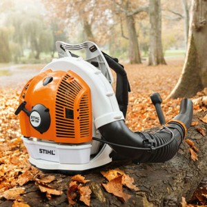 Stihl BR 700 Dmuchawa plecakowa na tle liści w parku.