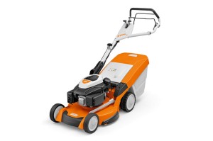 Stihl RM 655 VS kosiarka spalinowa ze sprzęgłem i hamulcem noża, widok z przodu.