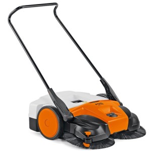 Stihl KG 770 Zamiatarka ręczna na tle białym.