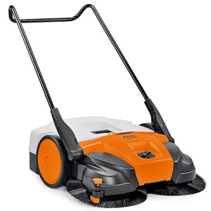 Stihl KG 770 Zamiatarka ręczna na białym tle.