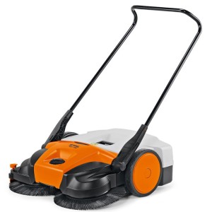 Stihl KG 770 Zamiatarka ręczna na białym tle