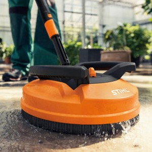 Przystawka do czyszczenia Stihl RA 110 podczas użytkowania.