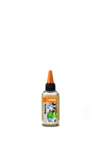 Stihl Multioil Bio 50 ml Olej w plastikowej butelce z pomarańczową nakrętką.