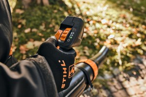 Użytkowanie Stihl BGA 300 Dmuchawy akumulatorowej w ogrodzie