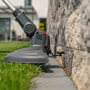Podcinarka GT 1825 AL-KO 18 V Comfort Zestaw używana do przycinania trawnika przy murze.