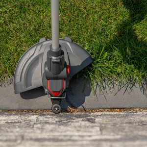 Podcinarka GT 1825 AL-KO 18 V Comfort Zestaw podczas pracy przy krawędzi trawnika.