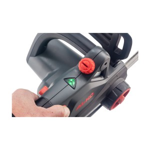 Pilarka akumulatorowa AL-KO 18V Comfort CS 1825 podczas pracy.