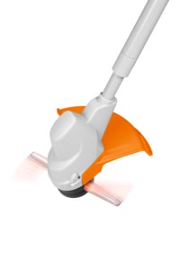 Kosa akumulatorowa zabawka Stihl na białym tle.