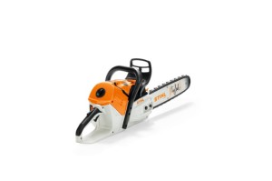 Zabawka pilarka Stihl na białym tle.