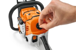 Stihl zabawka Pilarka zbliżenie na przycisk z włączającą ręką.