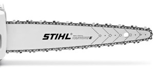 Prowadnica Stihl Carving E 30cm 1,3mm 1/4" zamontowana na pile.