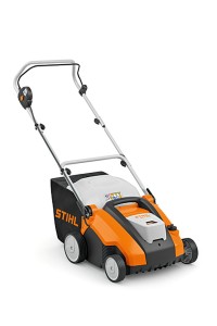 Kompaktowy wertykulator Stihl RLA 240 z wałkiem aeracyjnym.