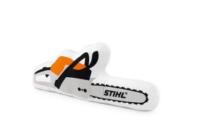 Poduszka w kształcie pilarki Stihl.