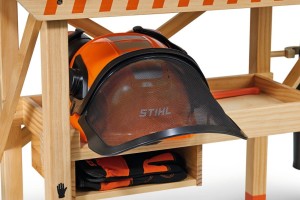 Stół warsztatowy dla dzieci Stihl z akcesoriami.