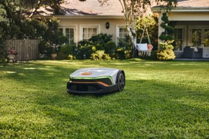 Stihl iMOW 6, Kosiarka automatyczna na trawniku przed domem.
