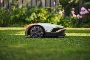 Stihl iMOW 5, Kosiarka automatyczna na trawniku w ogrodzie.