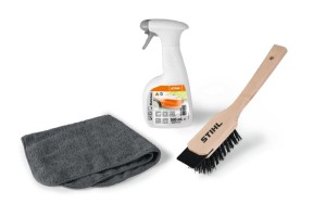 Zestaw Stihl Care&Clean do czyszczenia robotów iMOW i kosiarek, w skład którego wchodzą butelka sprayu, szczotka i szmatka.