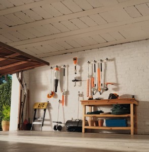 Podwieszony osprzęt ogrodniczy Stihl KMA 80 R w garażu.