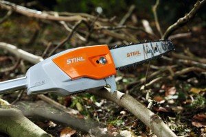 Stihl HTA 66, podkrzesywarka akumulatorowa na tle gałęzi w lesie.