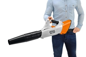 Dmuchawa akumulatorowa Stihl BGA 100 trzymana przez osobę.