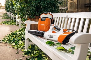 Stihl BGA 100 Dmuchawa akumulatorowa na białej ławce w ogrodzie.