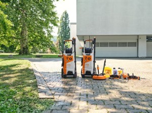 Dwie myjki ciśnieniowe Stihl RE 150 PLUS z akcesoriami na podjeździe.