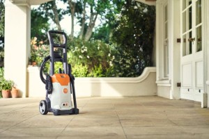"Myjka Stihl RE 90 na tarasie domu"