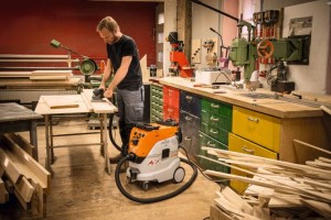 Stihl SE 133 ME Odkurzacz podczas czyszczenia warsztatu stolarskiego.