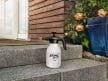 Stihl SG 11 PLUS Opryskiwacz ręczny, 1,5l na schodach przed domem.