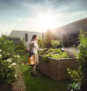Stihl SG 31 Opryskiwacz ręczny 5l w użyciu w ogrodzie.