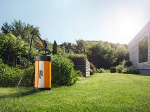 Stihl SG 31 Opryskiwacz ręczny 5l na ogrodzie.