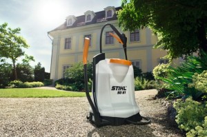 Stihl SG 51 Opryskiwacz plecakowy 12l na podjeździe przed domem.
