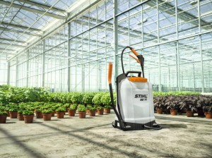 Opryskiwacz ciśnieniowy Stihl SG 71 o pojemności 18l w szklarni.