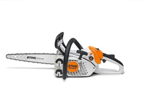 Stihl MS 151 C-E Pilarka spalinowa, Carving, 1,1 KW/1,5 KM na białym tle.