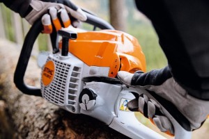 Stihl MS 261 C-M Pilarka spalinowa, moc 3,0 kW / 4,1 KM - łańcuch .325" RS Pro w użyciu.