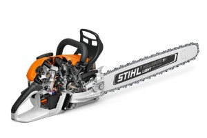 Stihl MS 500i Pilarka spalinowa z elektronicznym wtryskiem paliwa i łańcuchem 3/8" RS, widok z boku.