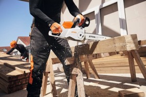 "Stihl MSA 160 C-B Pilarka akumulatorowa używana podczas cięcia drewna"