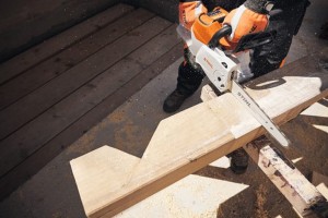 Pilarka akumulatorowa Stihl MSA 160 C-B podczas cięcia drewna.